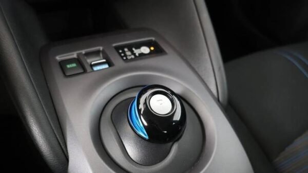 2025 Nissan LEAF S - Image 12