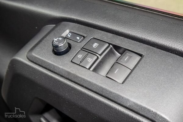 2020 Toyota Hiace LWB Auto - Image 15